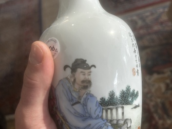 Paire de vases en porcelaine de Chine famille rose &agrave; d&eacute;cor de ma&icirc;tre et de son serviteur dans un paysage avec un coq, marque Qianlong, R&eacute;p., 20&egrave;me s.