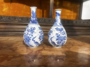 Paire de vases de forme bouteille en porcelaine de Chine bleu et blanc &agrave; d&eacute;cor de grues, Kangxi