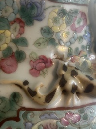 Grand vase en porcelaine de Chine famille rose &agrave; d&eacute;cor de sc&egrave;nes de bataille et de palais sur un socle en bois, 19&egrave;me si&egrave;cle