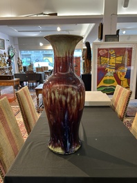 Important vase en porcelaine de Chine &agrave; &eacute;mail flamb&eacute;, 19&egrave;me/20&egrave;me si&egrave;cle
