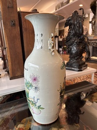 Vase en porcelaine de Chine famille rose &agrave; d&eacute;cor de lettr&eacute;s et d'antiquit&eacute;s au dos, 19&egrave;me/20&egrave;me si&egrave;cle
