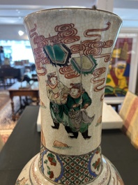 Vase en porcelaine de Chine famille verte dite 'de Nankin'  &agrave; d&eacute;cor de visite &agrave; la cour, 19&egrave;me si&egrave;cle