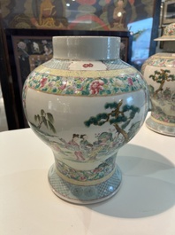 Een paar Chinese famille rose dekselvazen met geanimeerde sc&egrave;nes met onsterfelijken, vrouwen en kinderen, 19de eeuw