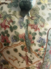 Grand vase en porcelaine de Chine famille rose &agrave; d&eacute;cor de sc&egrave;nes de bataille et de palais sur un socle en bois, 19&egrave;me si&egrave;cle