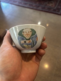 Paire de bols couverts en porcelaine de Chine wucai &agrave; d&eacute;cor de lingzhi, marque de Qianlong, R&eacute;publique, 20&egrave;me si&egrave;cle