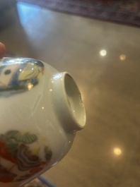 Een paar Chinese wucai dekselkommen met lingzhi, Qianlong merk, Republiek, 20ste eeuw