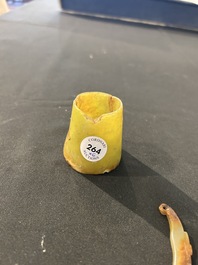 Een diverse collectie Chinese jade sculpturen, mogelijk Ming en later