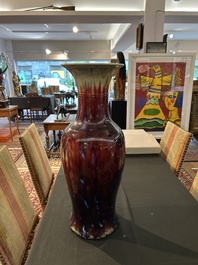 Important vase en porcelaine de Chine &agrave; &eacute;mail flamb&eacute;, 19&egrave;me/20&egrave;me si&egrave;cle