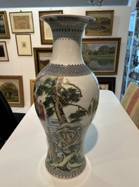 Een Chinese famille rose balustervaas met onsterfelijken in een paleistuin, Qianlong merk, Republiek, 20ste eeuw