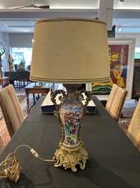 Paire de vases en porcelaine de Chine famille rose &agrave; d&eacute;cor mandarin aux montures en bronze dor&eacute; mont&eacute;e en lampes, Qianlong