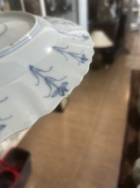 Plat en porcelaine de Chine bleu et blanc &agrave; d&eacute;cor d'une chasse mongole, marque de Chenghua, Kangxi