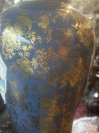 Paire de vases en porcelaine de Chine famille verte sur fond bleu poudr&eacute; &agrave; d&eacute;cor de sc&egrave;nes de palais, 19&egrave;me si&egrave;cle