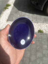 Soucoupe en porcelaine de Chine monochrome bleu, marque de Kangxi, 19&egrave;me/20&egrave;me si&egrave;cle