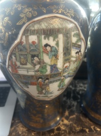 Paire de vases en porcelaine de Chine famille verte sur fond bleu poudr&eacute; &agrave; d&eacute;cor de sc&egrave;nes de palais, 19&egrave;me si&egrave;cle