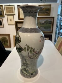 Een Chinese famille rose balustervaas met onsterfelijken in een paleistuin, Qianlong merk, Republiek, 20ste eeuw