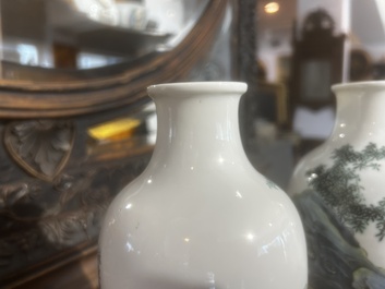 Paire de vases en porcelaine de Chine famille rose &agrave; d&eacute;cor de ma&icirc;tre et de son serviteur dans un paysage avec un coq, marque Qianlong, R&eacute;p., 20&egrave;me s.