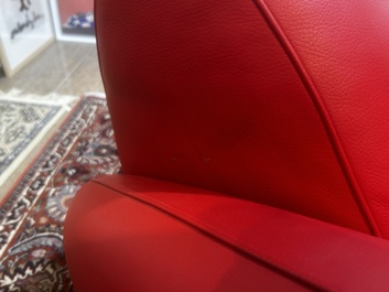 Franz Romero (1951): Een DS-57 Bugatti loungestoel in rood leer en gepolijst aluminium, De Sede, Zwitserland