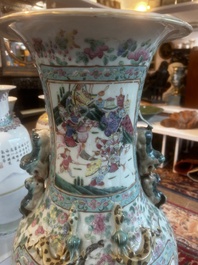 Grand vase en porcelaine de Chine famille rose &agrave; d&eacute;cor de sc&egrave;nes de bataille et de palais sur un socle en bois, 19&egrave;me si&egrave;cle