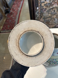 Een paar Chinese famille rose dekselvazen met geanimeerde sc&egrave;nes met onsterfelijken, vrouwen en kinderen, 19de eeuw