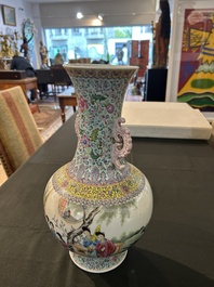 Vase de forme bouteille en porcelaine de Chine famille rose &agrave; d&eacute;cor de dames se d&eacute;tendant dans un jardin de palais, marque de Qianlong, 20&egrave;me si&egrave;cle