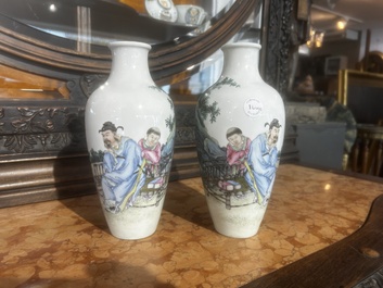 Paire de vases en porcelaine de Chine famille rose &agrave; d&eacute;cor de ma&icirc;tre et de son serviteur dans un paysage avec un coq, marque Qianlong, R&eacute;p., 20&egrave;me s.