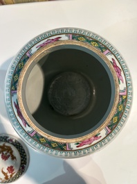 Paire de vases en porcelaine de Chine famille rose &agrave; d&eacute;cor floral, 19&egrave;me si&egrave;cle