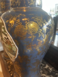 Paire de vases en porcelaine de Chine famille verte sur fond bleu poudr&eacute; &agrave; d&eacute;cor de sc&egrave;nes de palais, 19&egrave;me si&egrave;cle