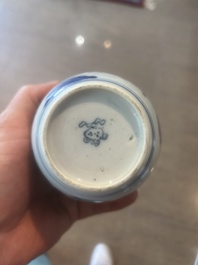 Bo&icirc;te &agrave; th&eacute; en porcelaine de Chine bleu et blanc &agrave; monture en argent hollandais, Kangxi