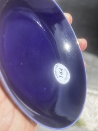 Soucoupe en porcelaine de Chine monochrome bleu, marque de Kangxi, 19&egrave;me/20&egrave;me si&egrave;cle