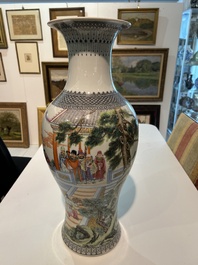 Een Chinese famille rose balustervaas met onsterfelijken in een paleistuin, Qianlong merk, Republiek, 20ste eeuw
