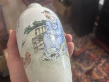 Paire de vases en porcelaine de Chine famille rose &agrave; d&eacute;cor de ma&icirc;tre et de son serviteur dans un paysage avec un coq, marque Qianlong, R&eacute;p., 20&egrave;me s.