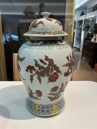 Paire de vases en porcelaine de Chine famille rose &agrave; d&eacute;cor floral, 19&egrave;me si&egrave;cle