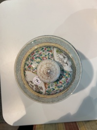 Een paar Chinese famille rose dekselvazen met geanimeerde sc&egrave;nes met onsterfelijken, vrouwen en kinderen, 19de eeuw