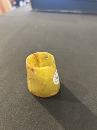 Een diverse collectie Chinese jade sculpturen, mogelijk Ming en later