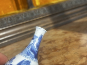 Paire de vases de forme bouteille en porcelaine de Chine bleu et blanc &agrave; d&eacute;cor de grues, Kangxi