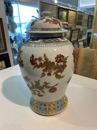 Paire de vases en porcelaine de Chine famille rose &agrave; d&eacute;cor floral, 19&egrave;me si&egrave;cle