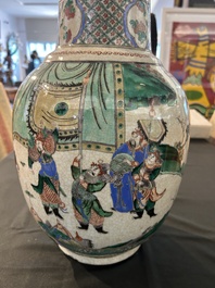 Vase en porcelaine de Chine famille verte dite 'de Nankin'  &agrave; d&eacute;cor de visite &agrave; la cour, 19&egrave;me si&egrave;cle