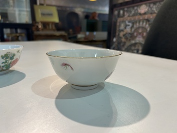Een paar Chinese famille rose kommen met pioenen en vlinders, Jiangxi Zhen Pin merk, Republiek, 20ste eeuw