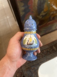 Saupoudroir en fa&iuml;ence polychrome de Bruxelles &agrave; d&eacute;cor d'un paysage fluvial anim&eacute;, 18&egrave;me si&egrave;cle