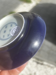 Soucoupe en porcelaine de Chine monochrome bleu, marque de Kangxi, 19&egrave;me/20&egrave;me si&egrave;cle