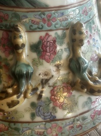 Grand vase en porcelaine de Chine famille rose &agrave; d&eacute;cor de sc&egrave;nes de bataille et de palais sur un socle en bois, 19&egrave;me si&egrave;cle