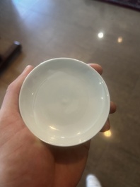 Een paar Chinese wucai dekselkommen met lingzhi, Qianlong merk, Republiek, 20ste eeuw