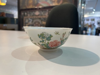 Een paar Chinese famille rose kommen met pioenen en vlinders, Jiangxi Zhen Pin merk, Republiek, 20ste eeuw