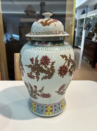 Paire de vases en porcelaine de Chine famille rose &agrave; d&eacute;cor floral, 19&egrave;me si&egrave;cle