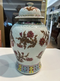 Paire de vases en porcelaine de Chine famille rose &agrave; d&eacute;cor floral, 19&egrave;me si&egrave;cle