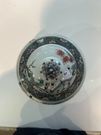 Vase couvert en porcelaine de Chine famille verte &agrave; d&eacute;cor de sc&egrave;nes anim&eacute;es et de chauves-souris, 19&egrave;me si&egrave;cle