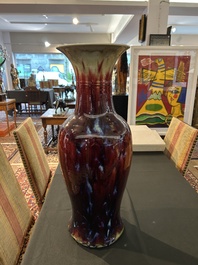 Important vase en porcelaine de Chine &agrave; &eacute;mail flamb&eacute;, 19&egrave;me/20&egrave;me si&egrave;cle