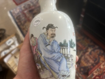 Paire de vases en porcelaine de Chine famille rose &agrave; d&eacute;cor de ma&icirc;tre et de son serviteur dans un paysage avec un coq, marque Qianlong, R&eacute;p., 20&egrave;me s.