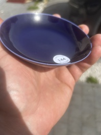 Soucoupe en porcelaine de Chine monochrome bleu, marque de Kangxi, 19&egrave;me/20&egrave;me si&egrave;cle