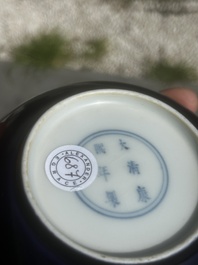 Soucoupe en porcelaine de Chine monochrome bleu, marque de Kangxi, 19&egrave;me/20&egrave;me si&egrave;cle